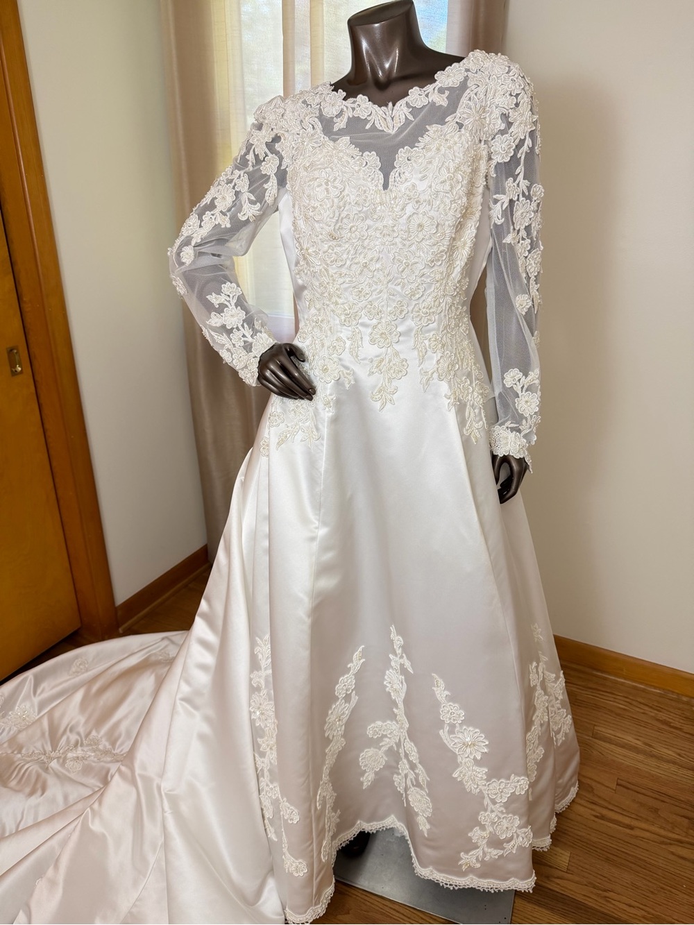 White Vintage Lace Long Sleeve Bridal Gown